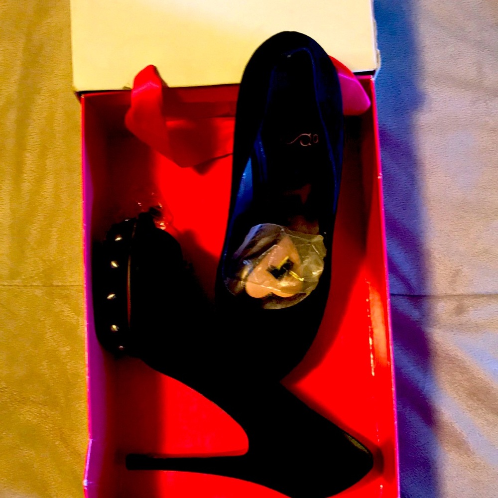 Peep toe pumps with studs on platform